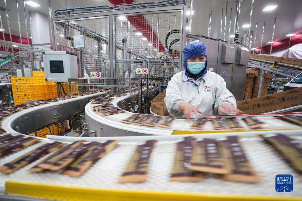 在梦龙冰淇淋柔性生产线上，工人对产品进行抽检（3月1日摄）