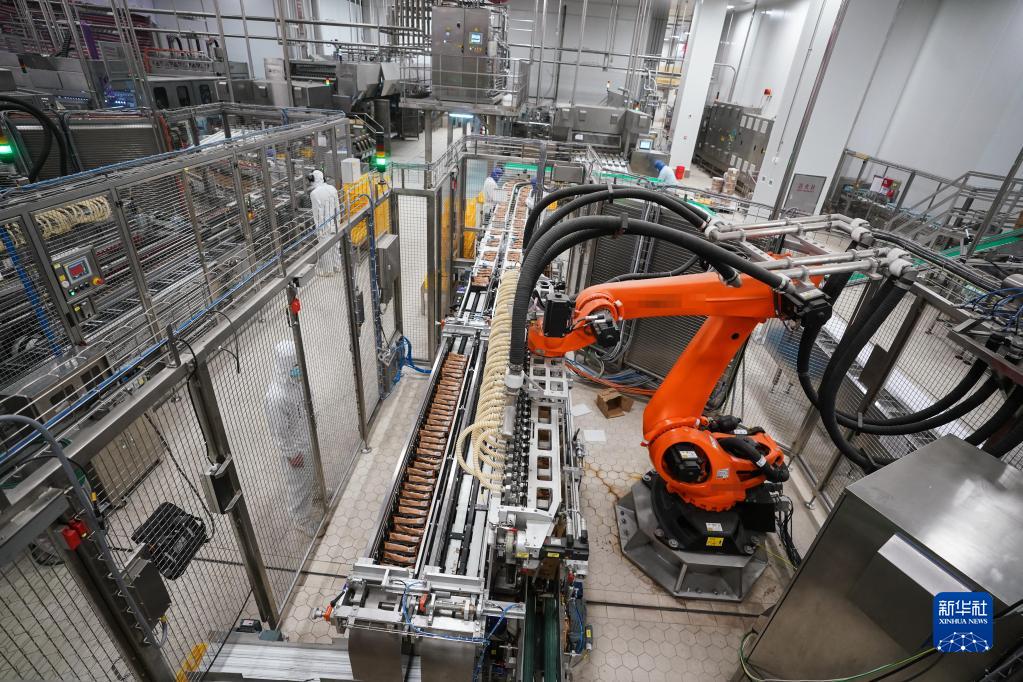在梦龙冰淇淋柔性生产线上，机器人对产品进行装箱作业（3月1日摄）