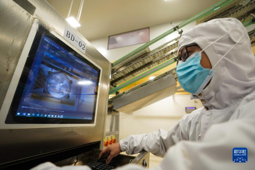 员工在检查质量缺陷AI识别系统运行状态(3月1日摄) 员工在检查质量缺陷AI识别系统运行状态(3月1日摄)