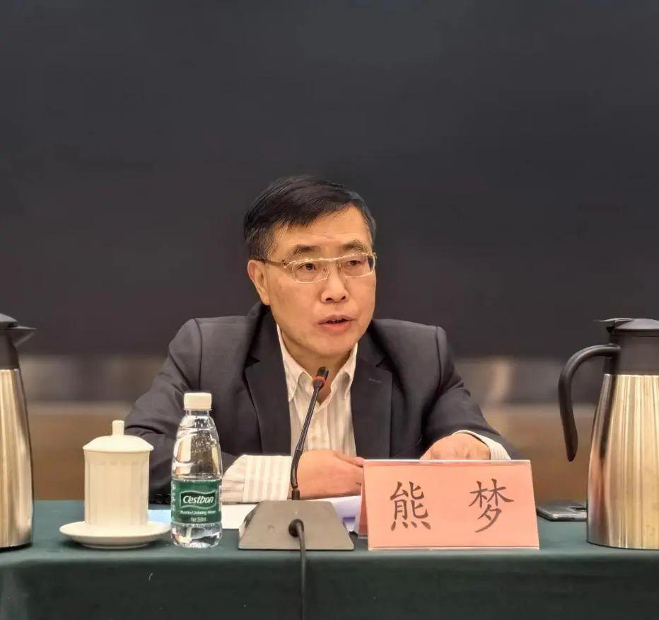 中国工经联党委书记、执行副会长兼秘书长、 中国工业大奖工作委副主任熊梦主持会议 中国工经联党委书记、执行副会长兼秘书长、 中国工业大奖工作委副主任熊梦主持会议