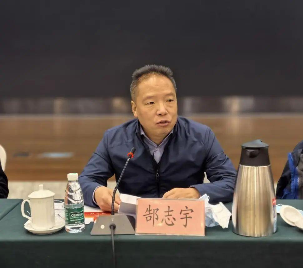 △中国工经联党委委员、中国工业大奖工作委副主任郜志宇介绍《中国工业大奖评选手册》(2023 版)部分修订内容 △中国工经联党委委员、中国工业大奖工作委副主任郜志宇介绍《中国工业大奖评选手册》(2023 版)部分修订内容