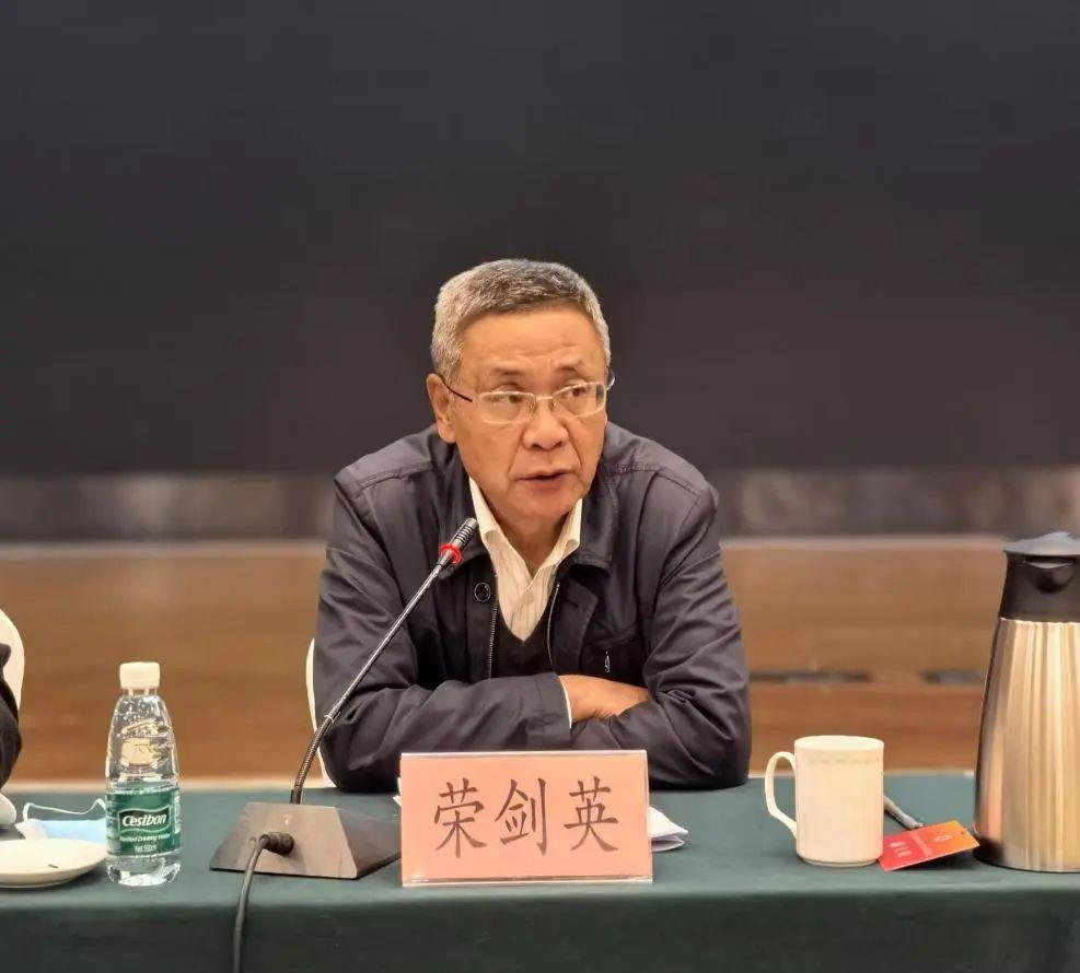 △中国工业大奖工作委副主任荣剑英宣读会议纪要 △中国工业大奖工作委副主任荣剑英宣读会议纪要