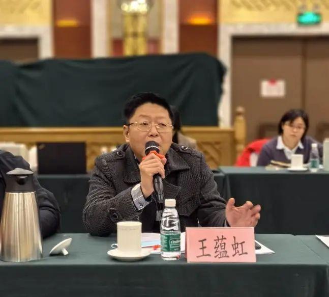 △四川省工业经济联合会秘书长王蕴虹发言 △四川省工业经济联合会秘书长王蕴虹发言