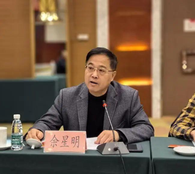 △辽宁省工业经济联合会会长余星明发言 △辽宁省工业经济联合会会长余星明发言